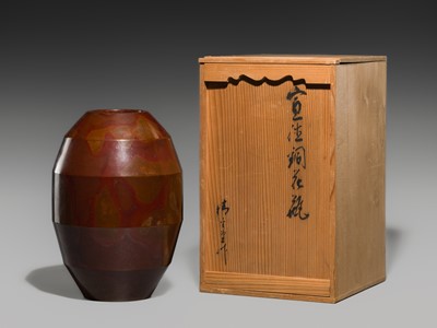 HOUUN: A PATINATED BRONZE VASE