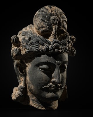 Lot 294 - A SUPERB GRAY SCHIST HEAD OF A BODHISATTVA WITH A ‘KIRTIMUKHA’ TURBAN CREST, ANCIENT REGION OF GANDHARA, 4TH-5TH CENTURY
