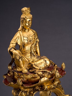 Lot 858 - AN UNUSUAL GILT BRONZE FIGURE OF GUANYIN