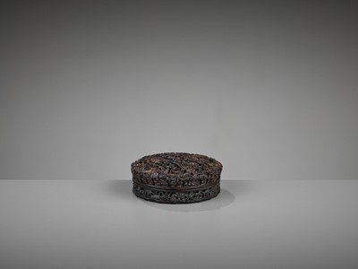 Lot 569 - A CARVED TORTOISESHELL ‘FIGURAL’ SNUFF BOX AND COVER, QING DYNASTY