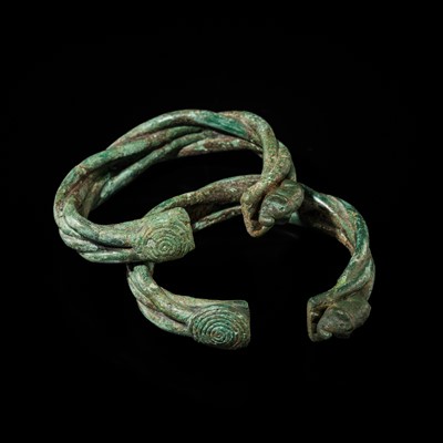 Lot 392 - A PAIR OF BRONZE ROPE-TWIST ‘ELEPHANT’ BANGLES, DONG SON CULTURE