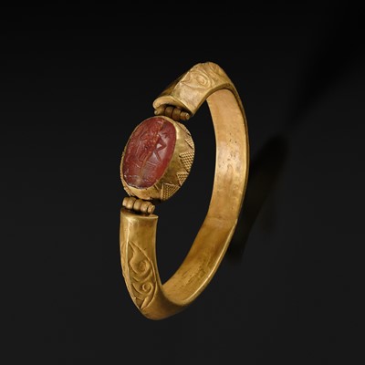Lot 305 - A ROMAN GOLD AND CARNELIAN AGATE ‘CASTOR’ BRACELET, 3RD-4TH CENTURY