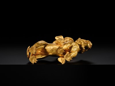 Lot 255 - AN EXCEEDINGLY RARE GOLD FIGURE OF HERCULES RIDING A LION, CENTRAL ASIA, PROBABLY BACTRIAN, CIRCA 1ST-2ND CENTURY AD