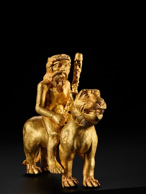 Lot 255 - AN EXCEEDINGLY RARE GOLD FIGURE OF HERCULES RIDING A LION, CENTRAL ASIA, PROBABLY BACTRIAN, CIRCA 1ST-2ND CENTURY AD