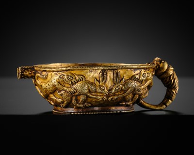 Lot 318 - AN EXCEEDINGLY RARE SASANIAN 18K GOLD REPOUSSÉ MEDICINE HOLDER WITH ANIMAL HUNTING SCENES