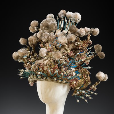 Lot 303 - A KINGFISHER FEATHER-EMBELLISHED PEKING OPERA HEADDRESS, KUITOU, LATE QING DYNASTY TO REPUBLIC PERIOD