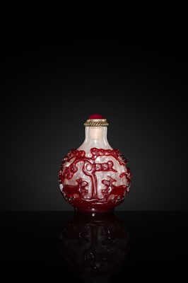 A RED-OVERLAY SNOWFLAKE GLASS ‘SANYANG’ SNUFF BOTTLE, 1750-1850
