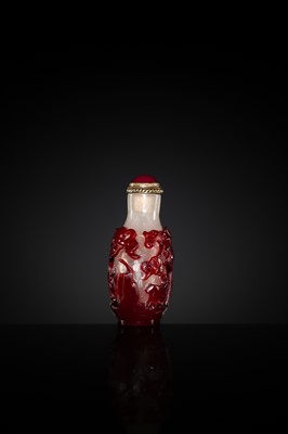 A RED-OVERLAY SNOWFLAKE GLASS ‘SANYANG’ SNUFF BOTTLE, 1750-1850