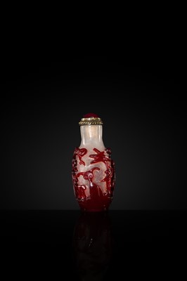 A RED-OVERLAY SNOWFLAKE GLASS ‘SANYANG’ SNUFF BOTTLE, 1750-1850