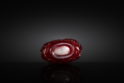 A RED-OVERLAY SNOWFLAKE GLASS ‘SANYANG’ SNUFF BOTTLE, 1750-1850