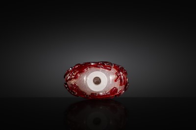 A RED-OVERLAY SNOWFLAKE GLASS ‘SANYANG’ SNUFF BOTTLE, 1750-1850