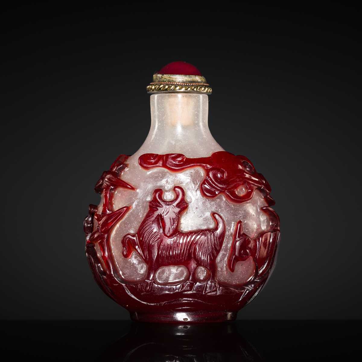 A RED-OVERLAY SNOWFLAKE GLASS ‘SANYANG’ SNUFF BOTTLE, 1750-1850