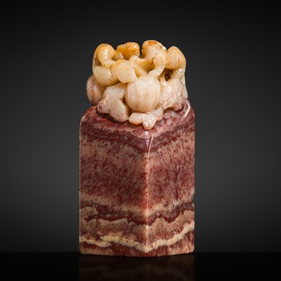 Lot 130 - A FINE ‘CHICKEN BLOOD’ SOAPSTONE SEAL WITH SQUIRRELS AND GOURDS, LATE QING DYNASTY TO REPUBLIC PERIOD