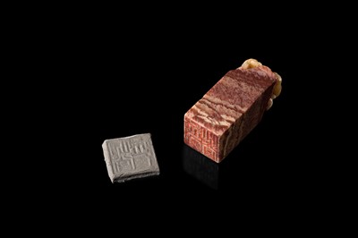 A FINE ‘CHICKEN BLOOD’ SOAPSTONE SEAL WITH SQUIRRELS AND GOURDS, LATE QING DYNASTY TO REPUBLIC PERIOD