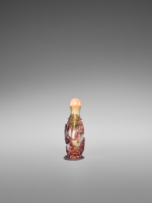 Lot 385 - AN IMPERIAL ‘CHILONG AND LINGZHI’ OVERLAY GLASS SNUFF BOTTLE, 18TH CENTURY