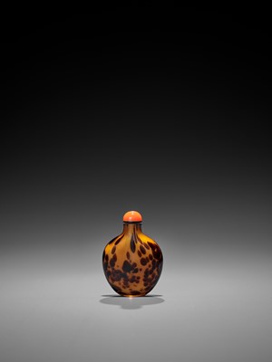 Lot 369 - AN IMPERIAL ‘REALGAR’ SANDWICHED GLASS SNUFF BOTTLE, 18TH CENTURY
