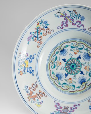 AN ‘AUSPICIOUS SYMBOLS’ DOUCAI PORCELAIN DISH, C. 1900s