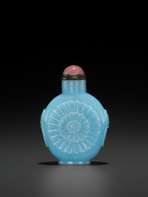 Lot 376 - A CARVED ‘CHRYSANTHEMUM’ TURQUOISE GLASS SNUFF BOTTLE, QING DYNASTY