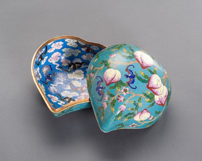 Lot 882 - AN UNUSUAL AND LARGE ‘NINE PEACHES’ CLOISONNE BOX