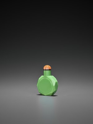 Lot 311 - A FACETED GREEN GLASS SNUFF BOTTLE, 18TH CENTURY