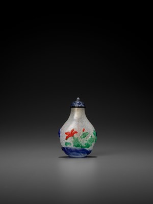 Lot 381 - A THREE-COLOR OVERLAY GLASS SNUFF BOTTLE, QING DYNASTY