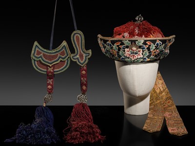 Lot 82 - AN EMBROIDERED SILK OFFICIAL’S HAT, BHUTAN, 19TH-EARLY 20TH CENTURY