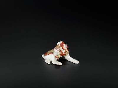 Lot 282 - A PORCELAIN FIGURE OF A WHITE-HAIRED MONKEY WITH PEACH, EARLY QING