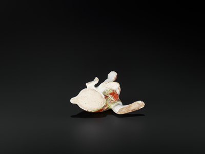 Lot 282 - A PORCELAIN FIGURE OF A WHITE-HAIRED MONKEY WITH PEACH, EARLY QING
