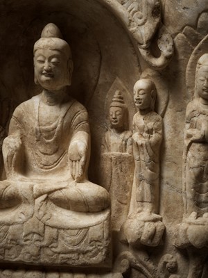 Lot 491 - AN IMPORTANT WHITE MARBLE STELE OF BUDDHA, MAUDGALYAYANA AND SARIPUTRA, NORTHERN QI