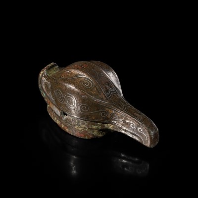 Lot 137 - A SILVER INLAID BRONZE ‘BIRD HEAD’ SHAFT FINIAL, WARRING STATES PERIOD
