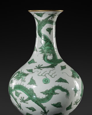 Lot 178 - AN EXCEPTIONALLY RARE IMPERIAL ‘FIVE DRAGONS' BOTTLE VASE, DAOGUANG MARK AND PERIOD