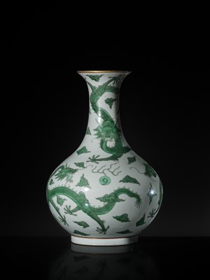 Lot 178 - AN EXCEPTIONALLY RARE IMPERIAL ‘FIVE DRAGONS' BOTTLE VASE, DAOGUANG MARK AND PERIOD