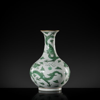Lot 178 - AN EXCEPTIONALLY RARE IMPERIAL ‘FIVE DRAGONS' BOTTLE VASE, DAOGUANG MARK AND PERIOD