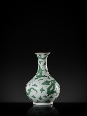 Lot 178 - AN EXCEPTIONALLY RARE IMPERIAL ‘FIVE DRAGONS' BOTTLE VASE, DAOGUANG MARK AND PERIOD