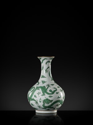 Lot 178 - AN EXCEPTIONALLY RARE IMPERIAL ‘FIVE DRAGONS' BOTTLE VASE, DAOGUANG MARK AND PERIOD