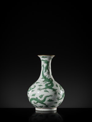 Lot 178 - AN EXCEPTIONALLY RARE IMPERIAL ‘FIVE DRAGONS' BOTTLE VASE, DAOGUANG MARK AND PERIOD