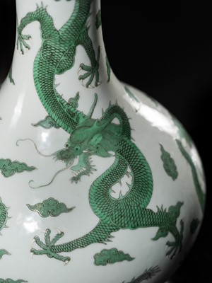 Lot 178 - AN EXCEPTIONALLY RARE IMPERIAL ‘FIVE DRAGONS' BOTTLE VASE, DAOGUANG MARK AND PERIOD