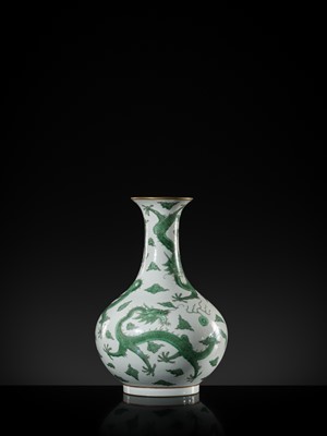 Lot 178 - AN EXCEPTIONALLY RARE IMPERIAL ‘FIVE DRAGONS' BOTTLE VASE, DAOGUANG MARK AND PERIOD