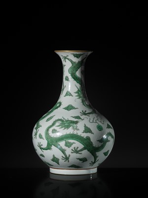 Lot 178 - AN EXCEPTIONALLY RARE IMPERIAL ‘FIVE DRAGONS' BOTTLE VASE, DAOGUANG MARK AND PERIOD