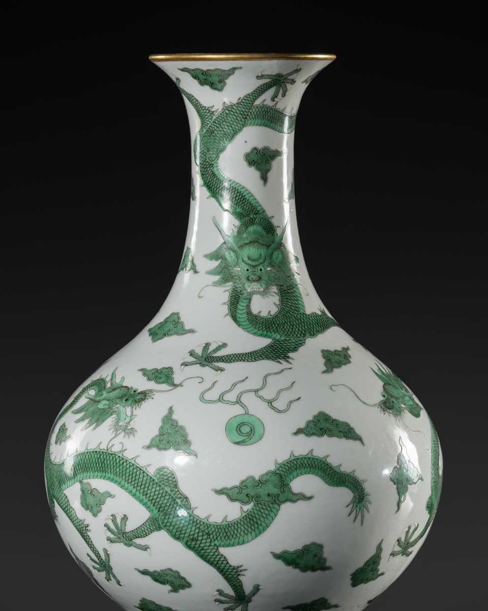 Lot 178 - AN EXCEPTIONALLY RARE IMPERIAL ‘FIVE DRAGONS' BOTTLE VASE, DAOGUANG MARK AND PERIOD