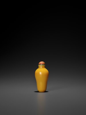 Lot 379 - AN IMPERIAL YELLOW GLASS SNUFF BOTTLE, QING DYNASTY