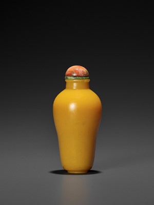 Lot 379 - AN IMPERIAL YELLOW GLASS SNUFF BOTTLE, QING DYNASTY