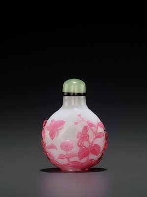 Lot 387 - A SMALL PINK OVERLAY GLASS SNUFF BOTTLE, QING DYNASTY