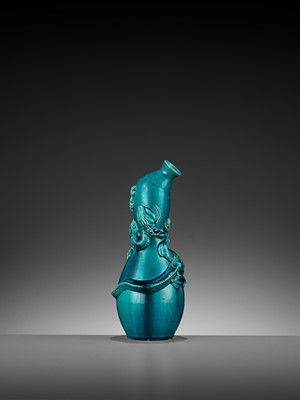Lot 304 - A TURQUOISE-GLAZED DOUBLE-GOURD ‘DRAGON’ SPRINKLER, QING