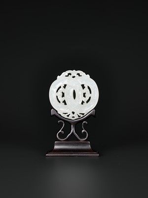 Lot 98 - A WHITE JADE OPENWORK ‘LINKED RINGS’ PLAQUE, QING DYNASTY