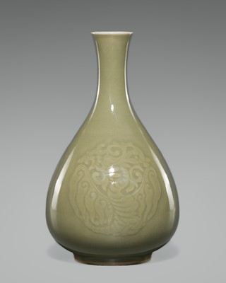 A LONGQUAN CELADON ‘PHOENIX’ PORCELAIN VASE, YUHUCHUNPING, c. 1900s