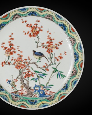 Lot 263 - A FINE FAMILLE-VERTE ‘MAGPIE AND PRUNUS’ DISH, KANGXI PERIOD