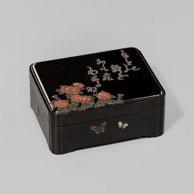 A RARE RINPA-STYLE SOAPSTONE-INLAID ‘POEM, CHRYSANTHEMUMS AND BUTTERFLIES’ LACQUER BOX AND COVER