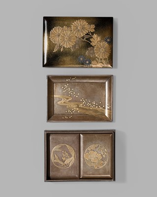 A FINE LACQUER BOX AND COVER WITH INTERIOR TRAY AND TWO KOGO, FOR THE INCENSE MATCHING GAME