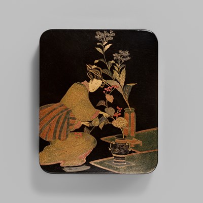 A SUPERB TOGIDASHI LACQUER ‘BEAUTY ARRANGING FLOWERS’ KOGO (INCENSE BOX)